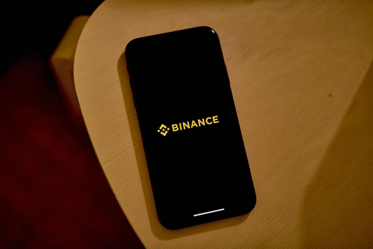 Warren Seeks Details on Binance Compliance With 2023 Settlement