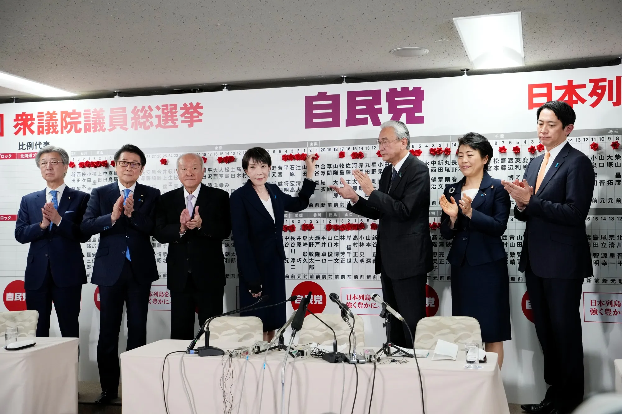 自民党本部での高市早苗氏（中央、2月8日）