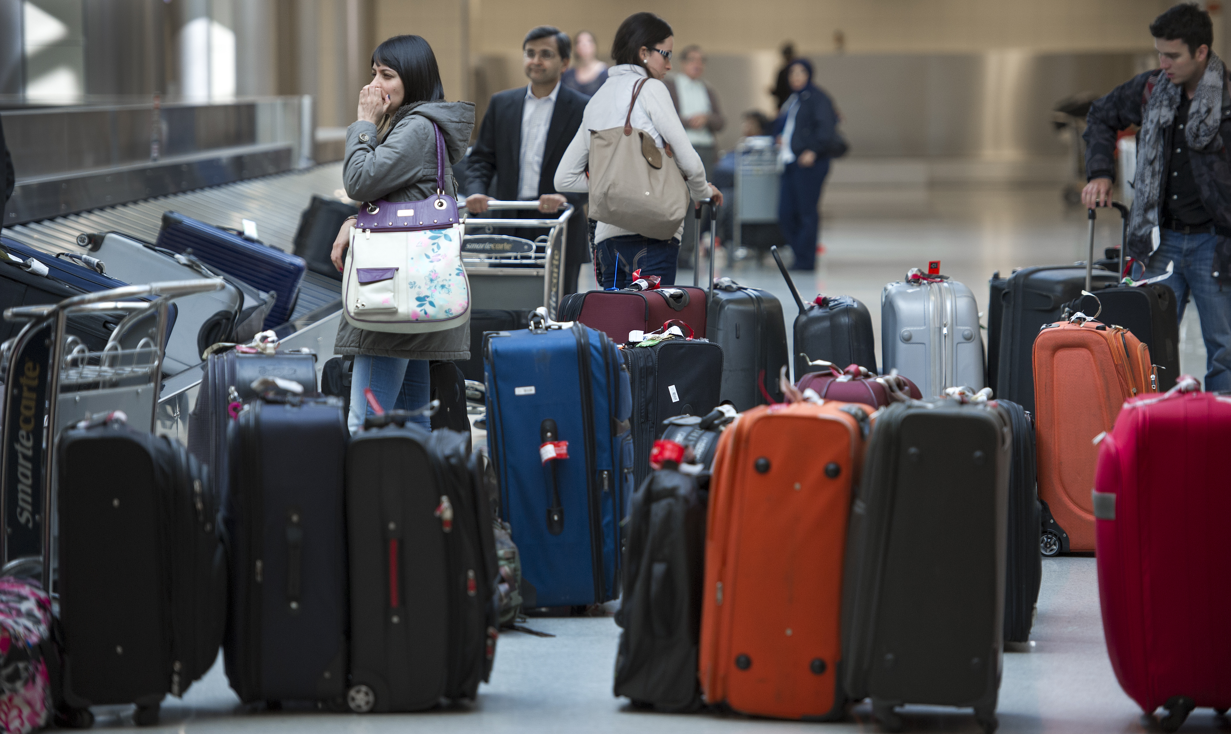 Переехать заграницу. Люди уезжают. Эмиграция чемоданы. Эмиграция аэропорт. Люди уезжают из России.