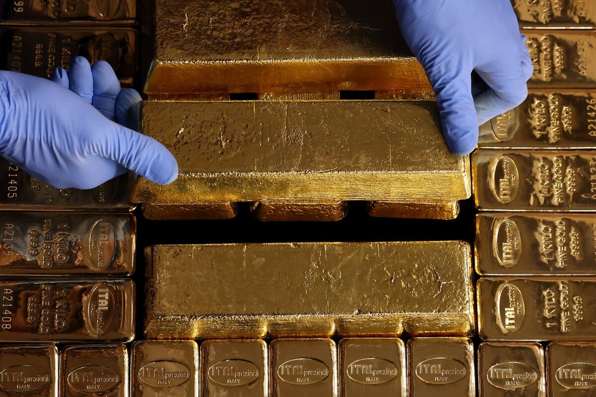 Gold Set for Seventh Weekly Gain Amid US Shutdown Fears