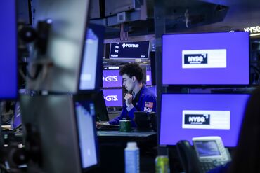 Traders At The New York Stock Exchange As Stocks Fall As Oil Surge Boosts Treasury Yields