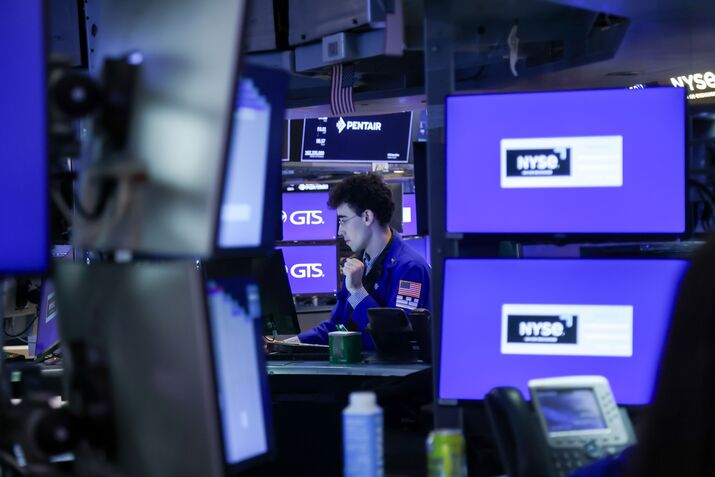 Traders At The New York Stock Exchange As Stocks Fall As Oil Surge Boosts Treasury Yields