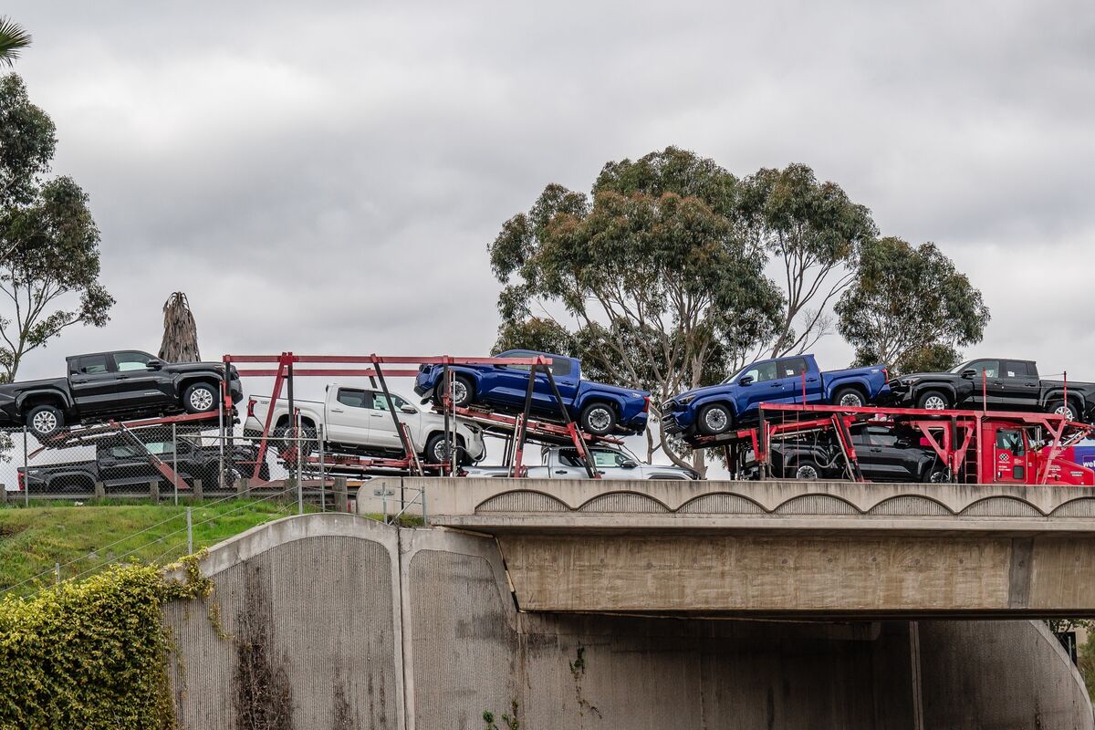⬛"Tariffe Automobilistiche: Trump Mantiene l'Esenzione per i Componenti del NAFTA"