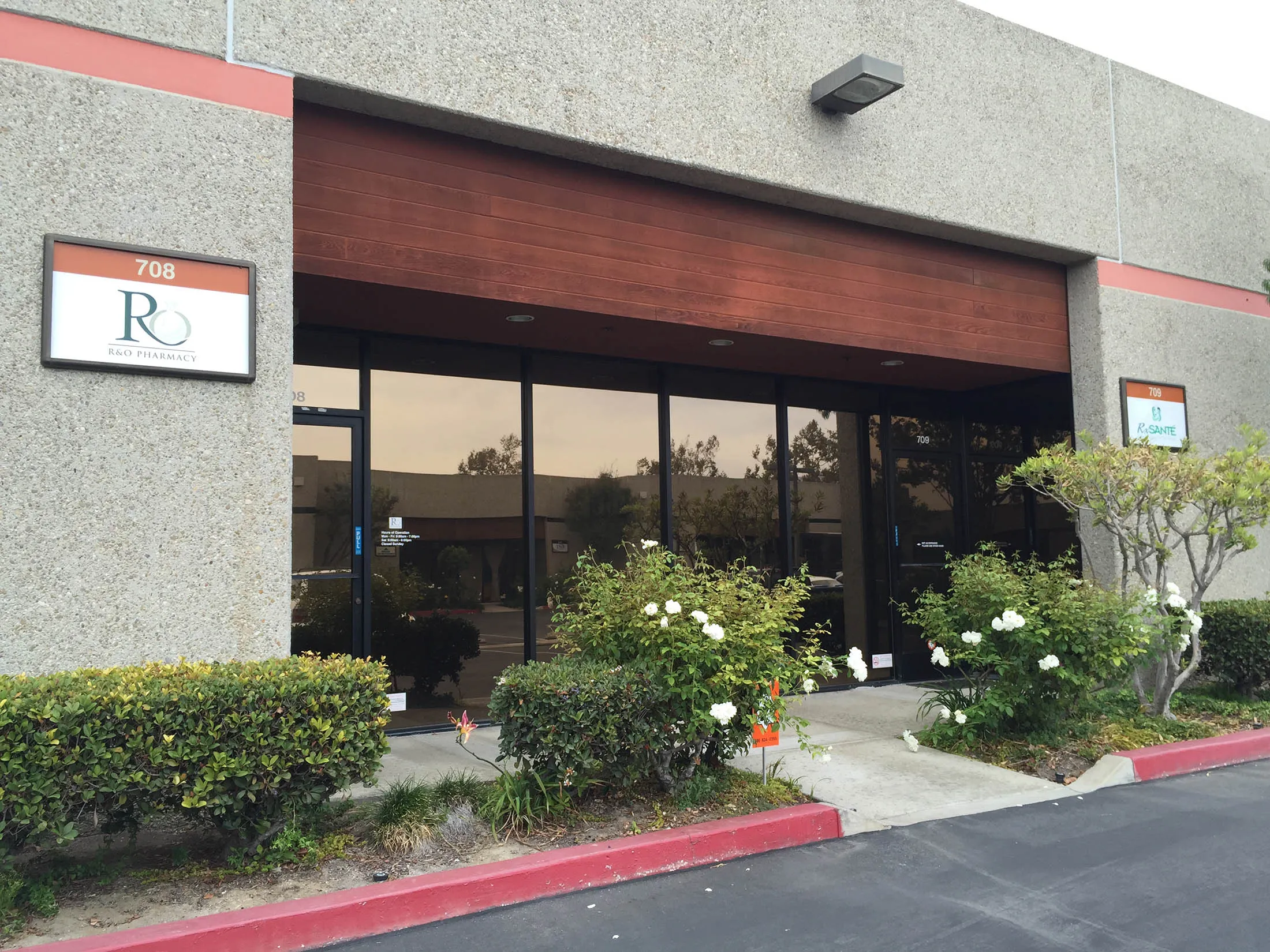Front view of R&amp;O Pharmacy in Camarillo, California.

