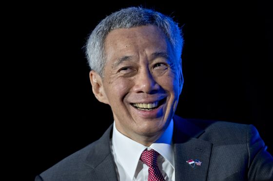 Singapore ‘Lucky’ If Growth Is Positive in 2019, PM Lee Says