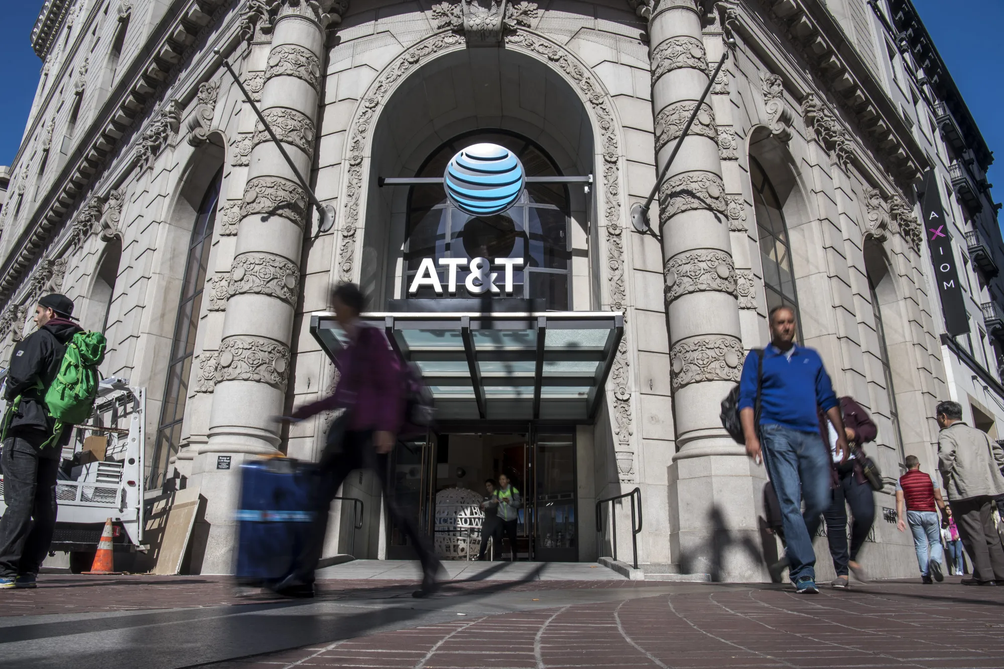 AT&T in Early Talks With U.S. Officials for Time Warner Approval