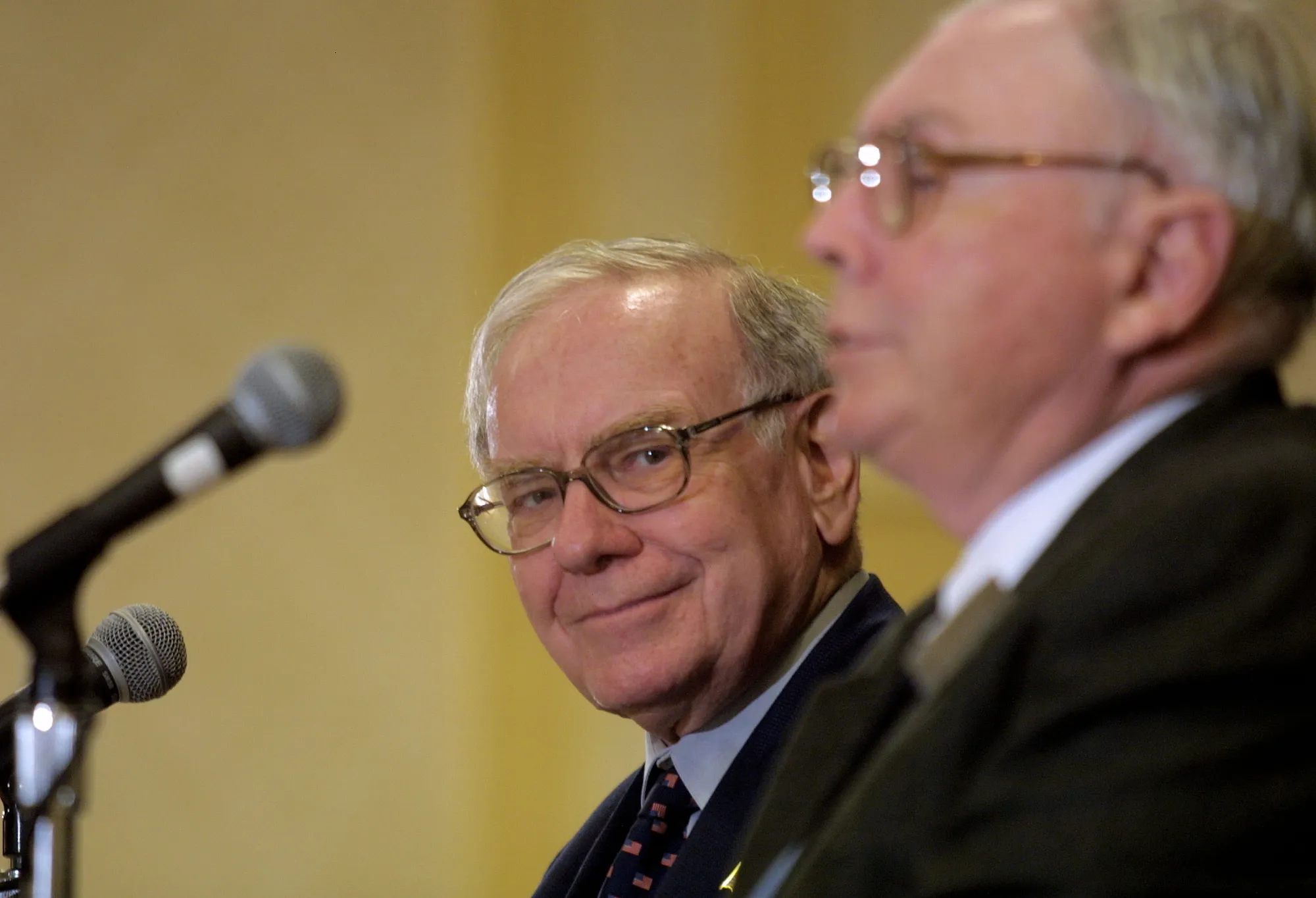 Warren Buffett (left) and Charlie Munger in Omaha, Nebraska in 2002.