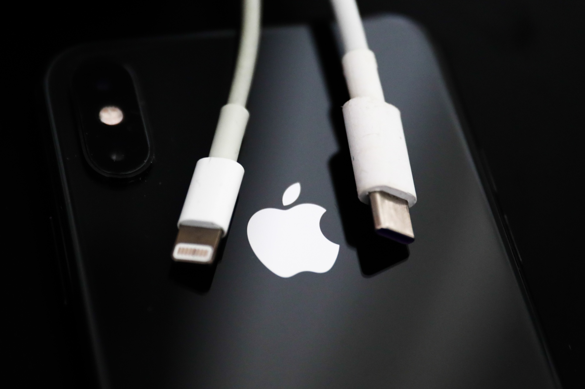 EU Agrees Plan on USB-C Common Phone Charger in Blow to Apple (AAPL) -  Bloomberg