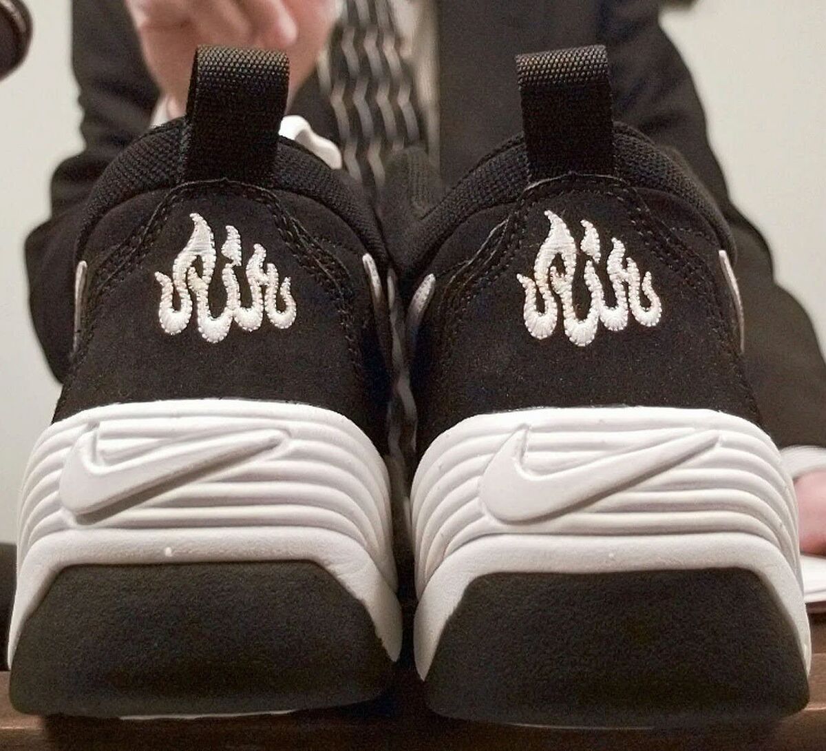Мусульманская обувь. Nike 1997. Nike Air bakin Allah. Кроссовки с иероглифом. Кроссовки для мусульман.