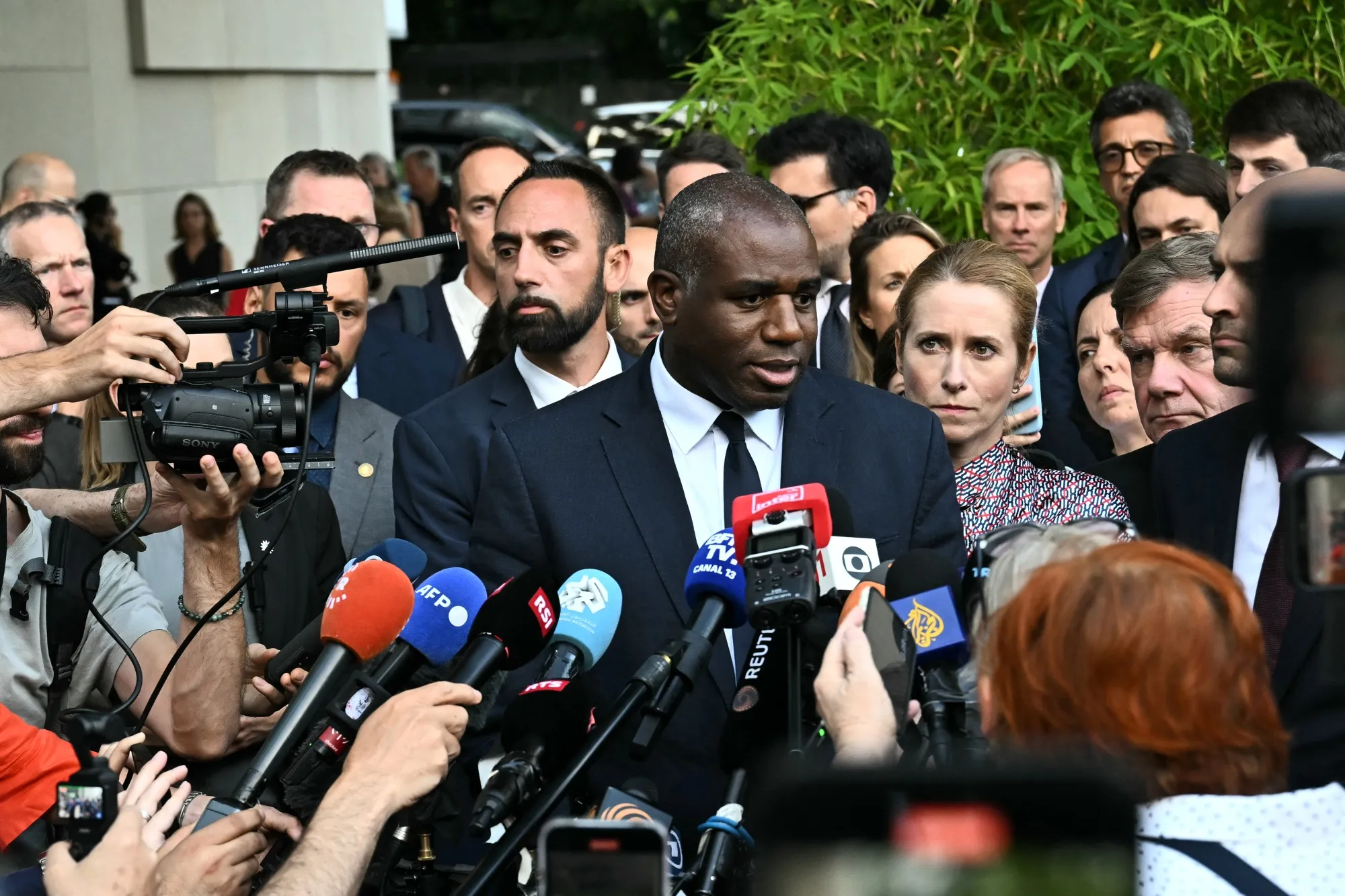دیوید لمی، وزیر امور خارجه بریتانیا، پس از ملاقات با وزیر امور خارجه ایران در مورد برنامه هسته‌ای تهران در هتل اینترکانتیننتال ژنو در تاریخ ۲۰ ژوئن، بیانیه‌ای را مطرح می‌کند.