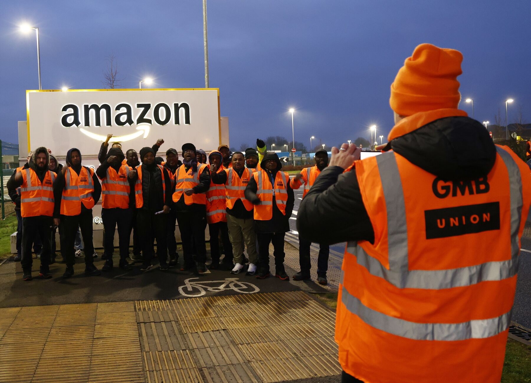 Amazon Faces More UK Strikes Despite Lifting Warehouse Pay - Bloomberg