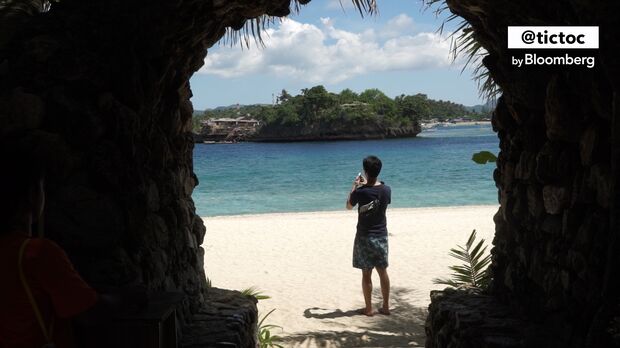 Philippines' Duterte Set to Force Boracay Island to Close, Clean