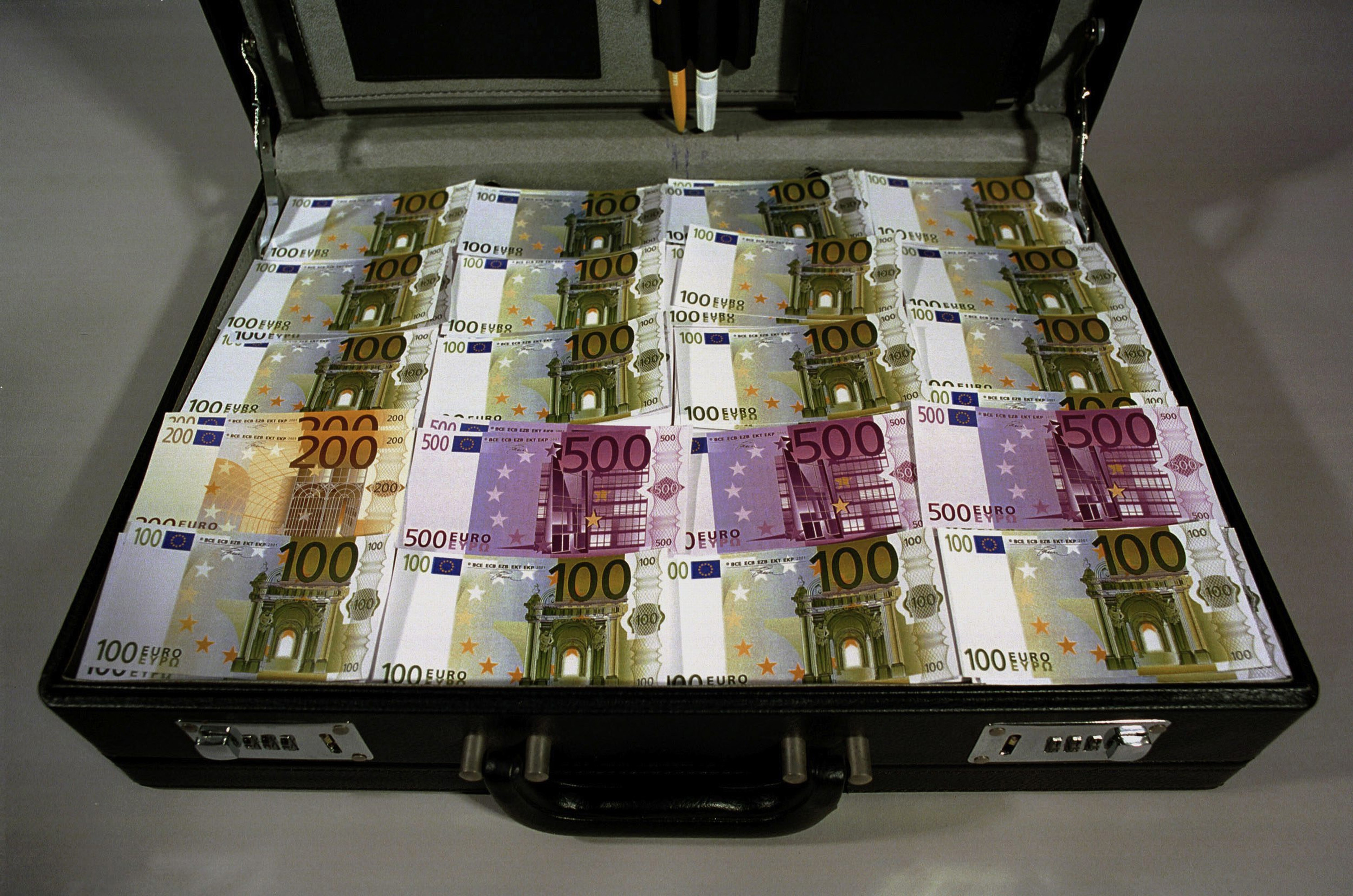 Executive briefcase filled with 100, 200 and 500 Euro notes.