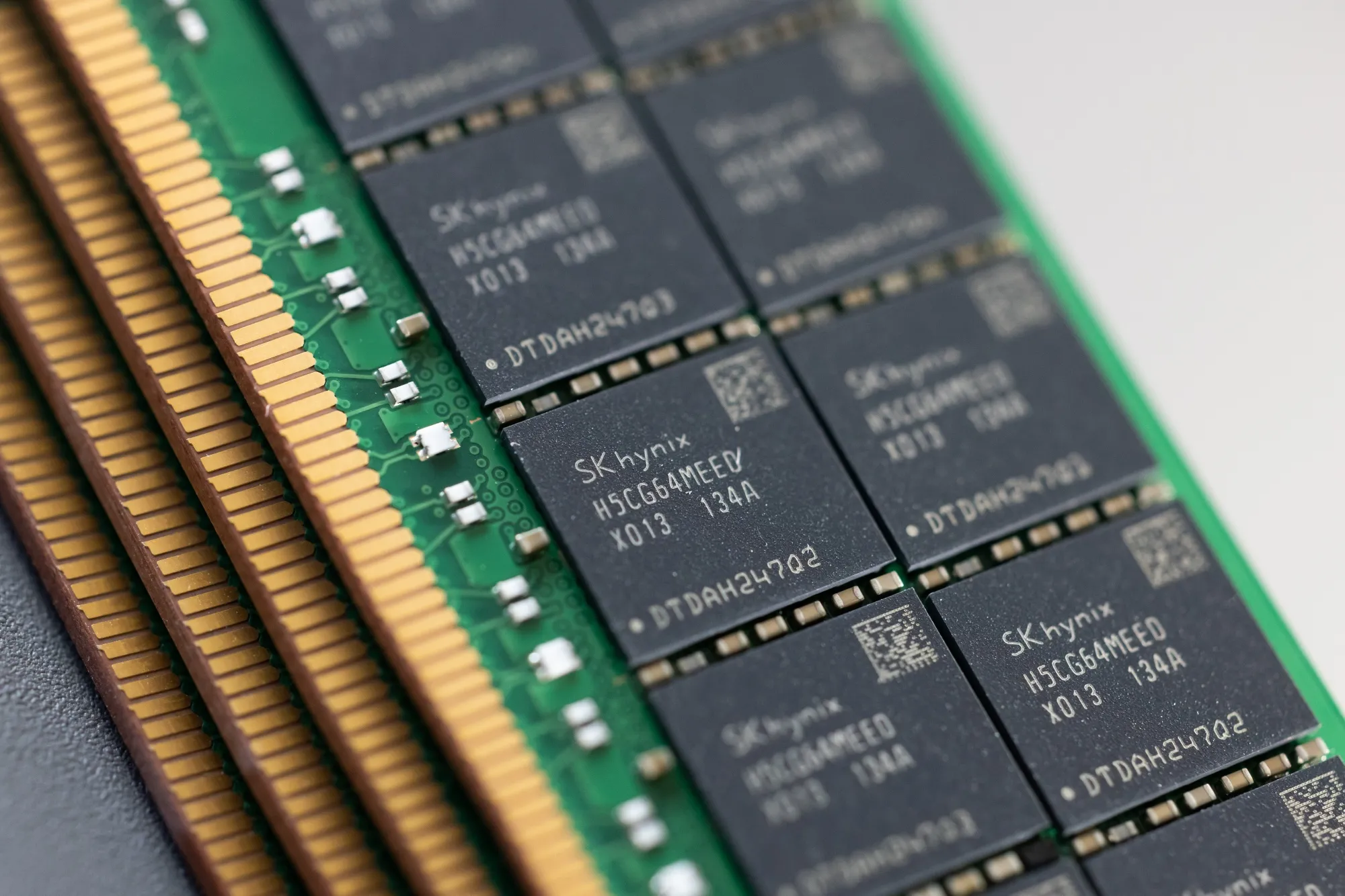 SK Hynix Inc. 256GB Double-Data-Rate 5 memory modules.