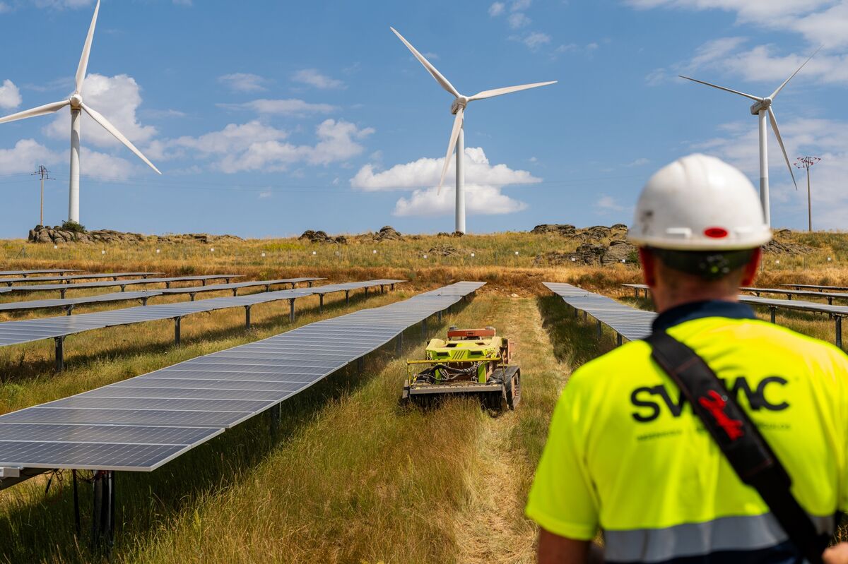 bloomberg.com - Thomas Gualtieri - EDP Said to Start €200 Million Stake Sale of Iberia Solar Assets