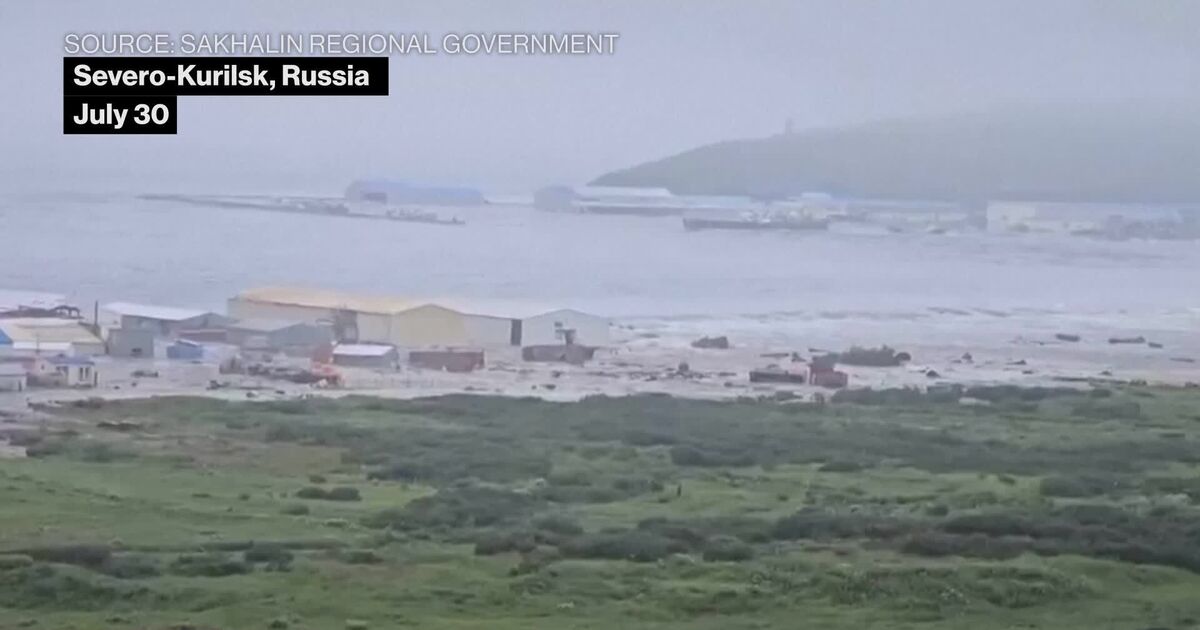 ロシア海流 Watch Russia 8.8 Quake Triggers Evacuations, Tsunami Waves - Bloomberg