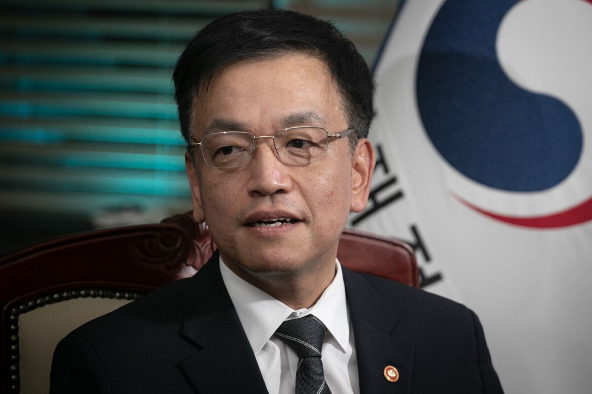 featured image thumbnail for post South Korea Finance Chief Looks to Reassure Credit Rating Firms