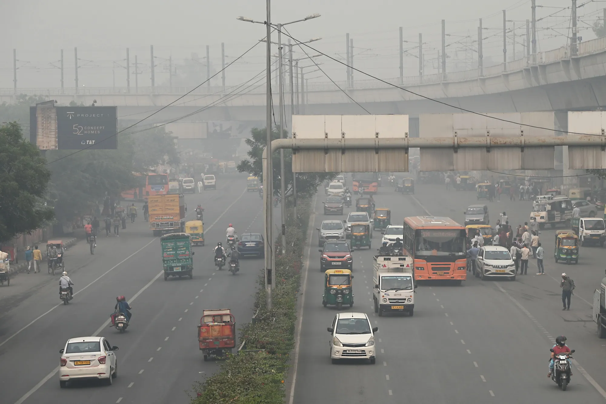 Traffic travelling along a highway amid heavy smog and pollution in New Delhi, India.
