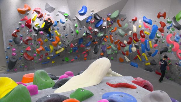 Lure　Koreans　Bloomberg　Chain　Pivots　to　to　Bouldering　CJ　CGV　Theater　Seoul　Young