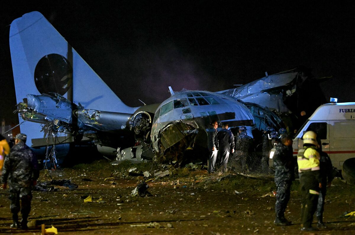 
                            Bolivia Plane Carrying Bank Cash Crashes, Killing at Least 10