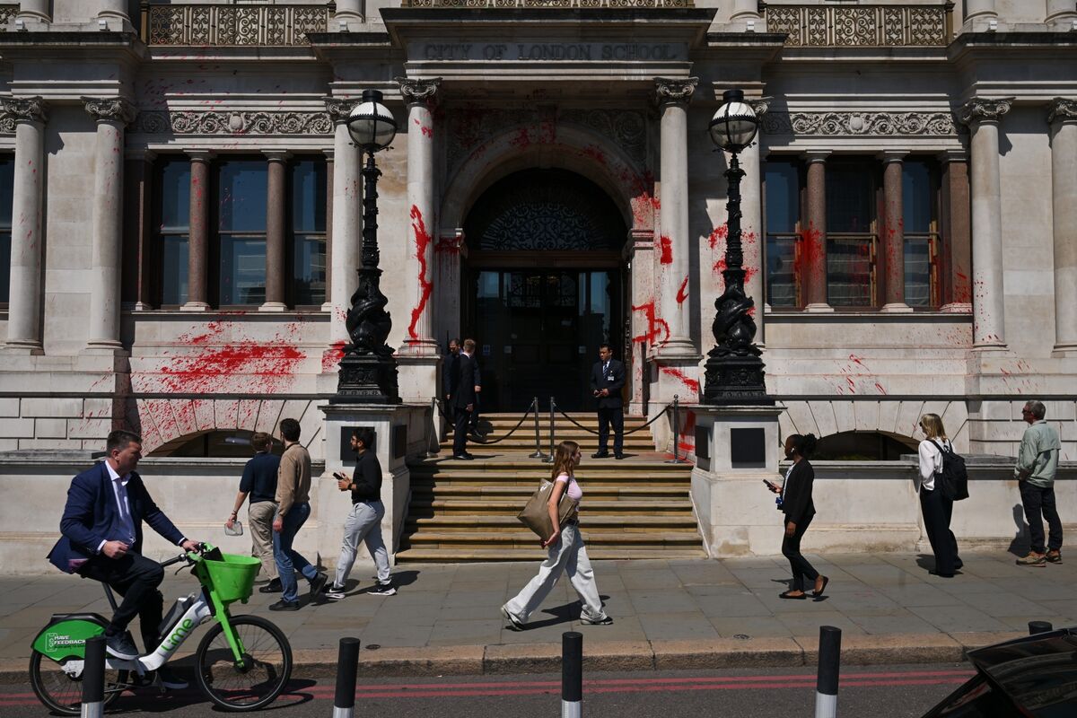 🟪"Proteste a Londra: JPMorgan Chase & Co. nel mirino degli attivisti nel cuore della City"