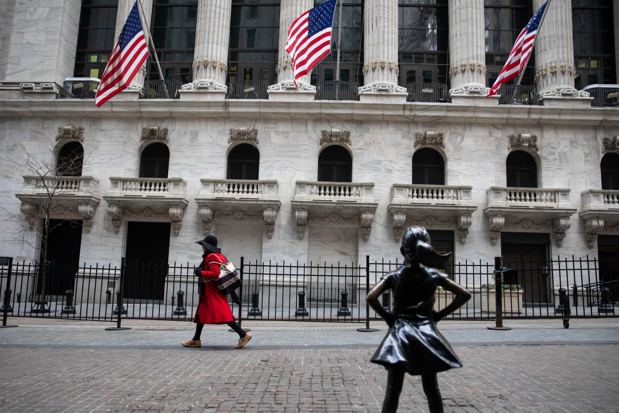 fearless-girl-statue-will-stay-put-opposite-nyse-for-now-bloomberg