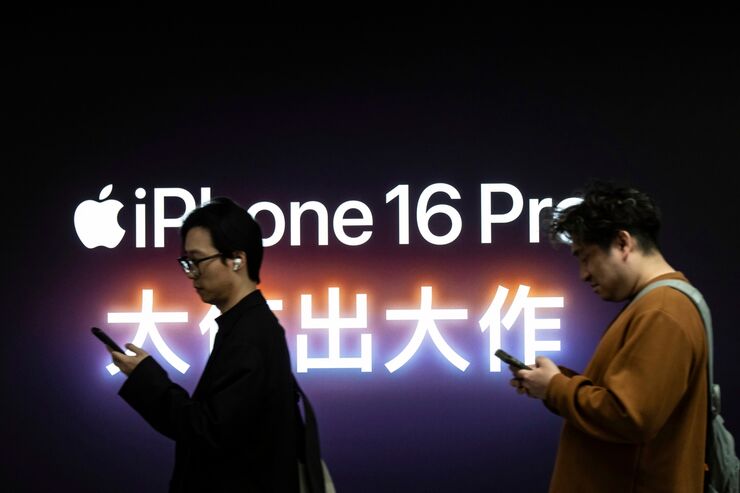 Apple Store in Shanghai As Trump Warns Tariffs Coming for Electronics After Reprieve