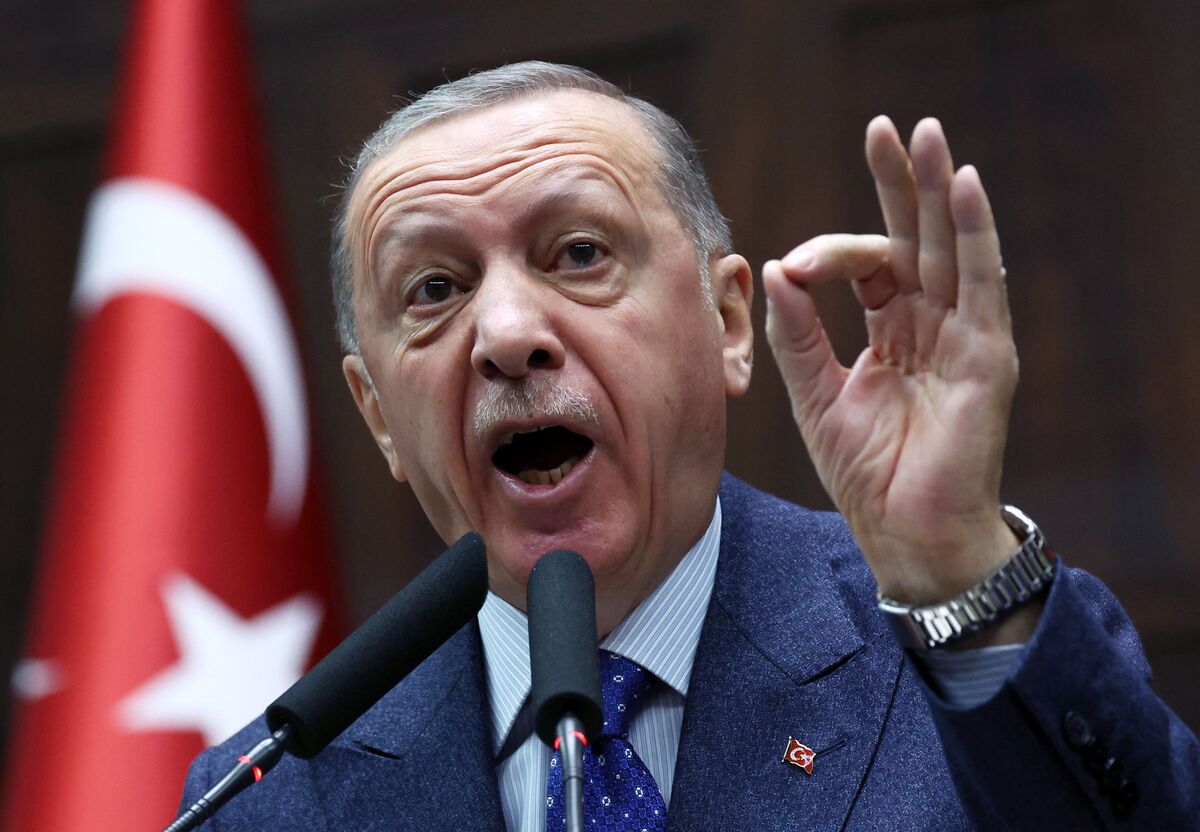 Erdogan Pledges Rate Cuts in Bid for Pre-Election Economic Boost