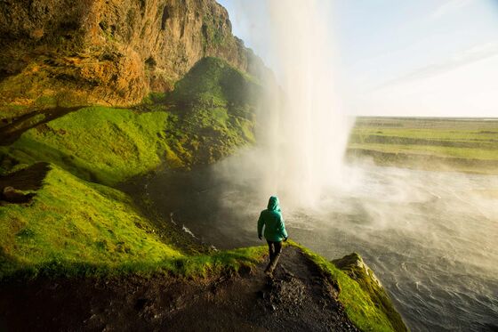 With Omicron as a ‘Golden Ticket,’ Some American Travel Fears Fade