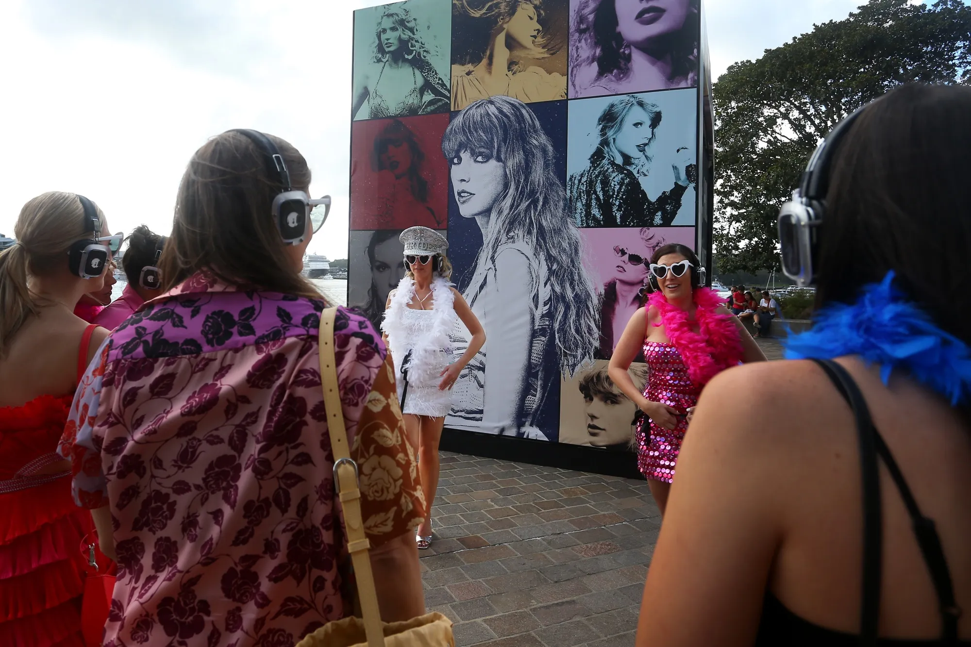 Fans&nbsp;take photographs at The Taylor Swift Countdown Clock&nbsp;in Sydney, Australia.