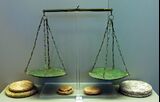 Weighing scales or balance pans and lead weights
