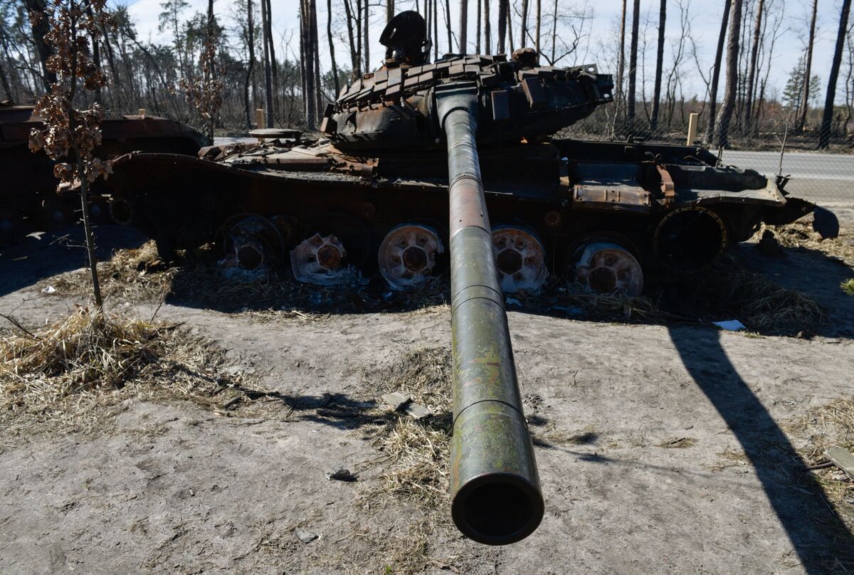 Watch as Russian tank commander takes out FIVE of his own men