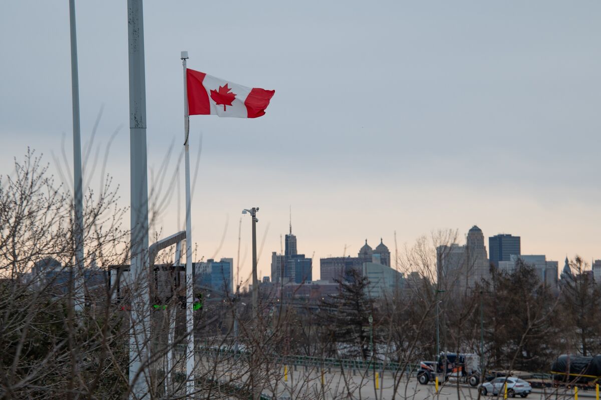 Canadians’ Return Travel From US Plunges as Trump Tariffs Hit