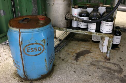 Oil Soars on Egypt as Asian Stocks Drop While Yen Holds Decline