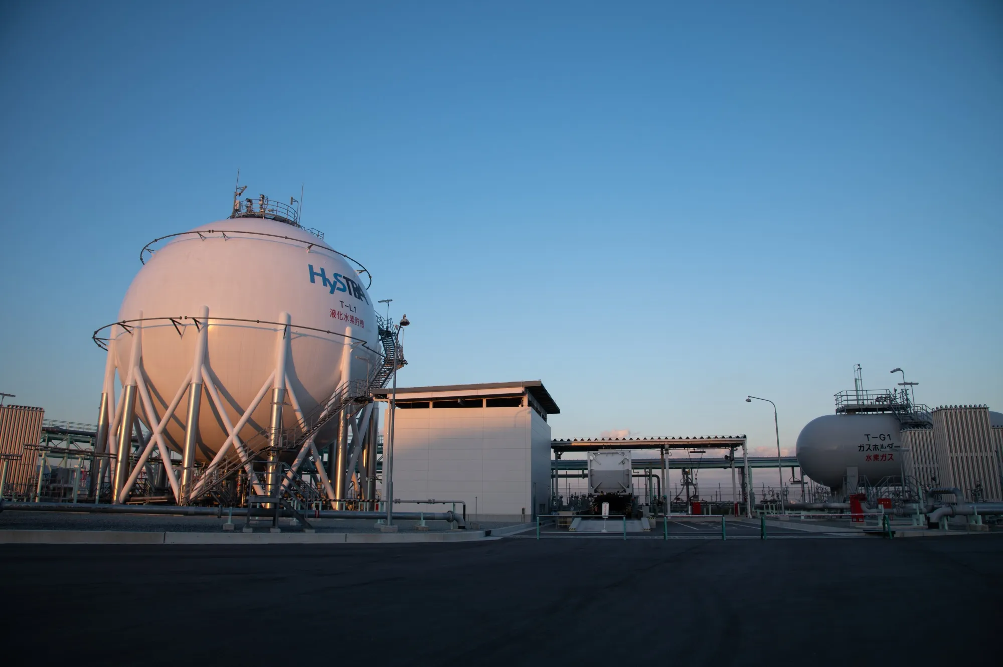 A hydrogen storage tank&nbsp;at the liquefied hydrogen receiving terminal in Kobe, Japan.