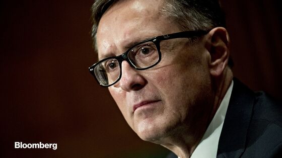 Clarida Says Virus a Severe Hit, U.S. Can Escape Deflation