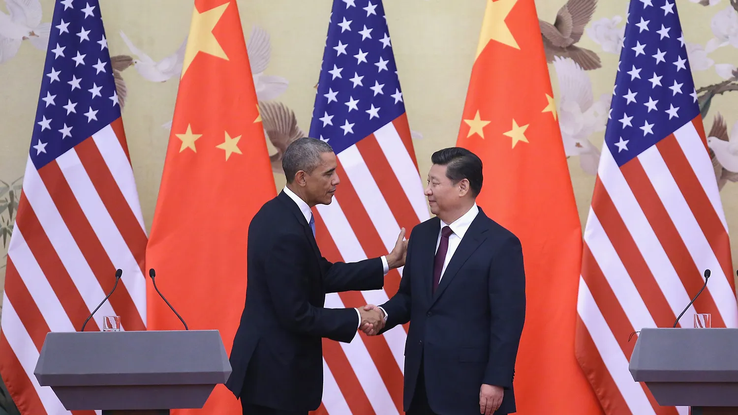 President Barack Obama (L) shakes hands with Chinese President Xi Jinping (R) after a joint press conference at the Great Hall of People on November 12, 201
