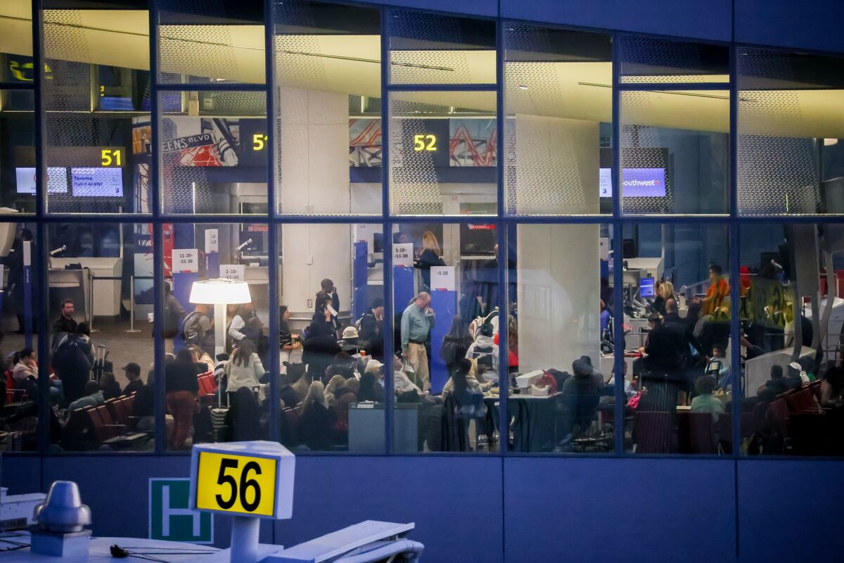 
                            Shutdown News: Canceled Flights, SNAP Hunger Fail to Move Senate