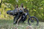 Ukrainian fighters with a Delfast e-bike.