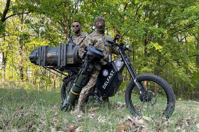 Ukrainian fighters with a Delfast e-bike.