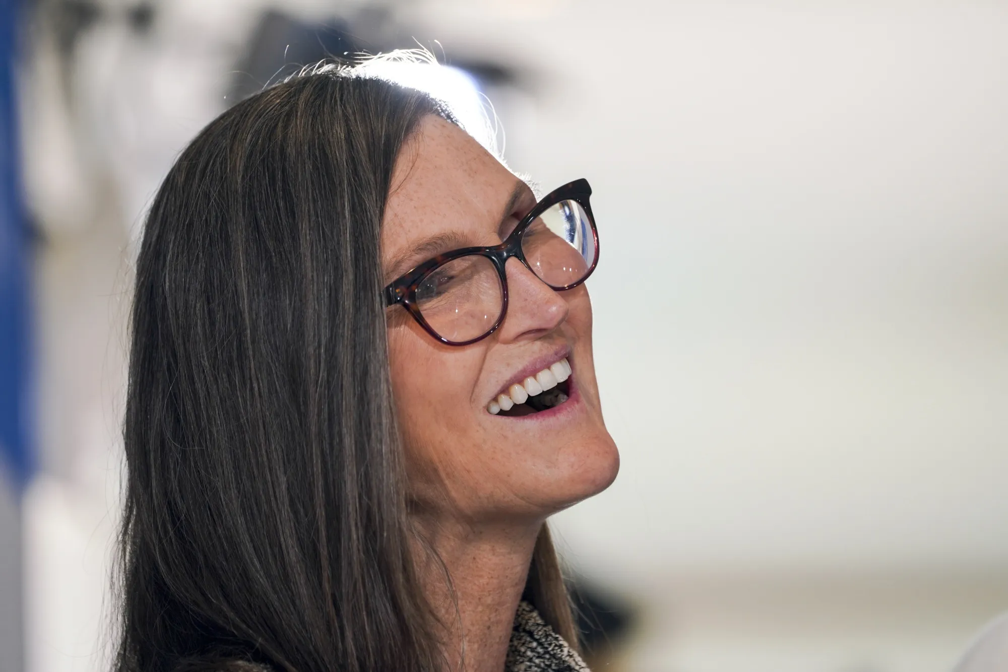 キャシー・ウッド氏、初のビットコイン先物ＥＴＦへの投資見送り - Bloomberg