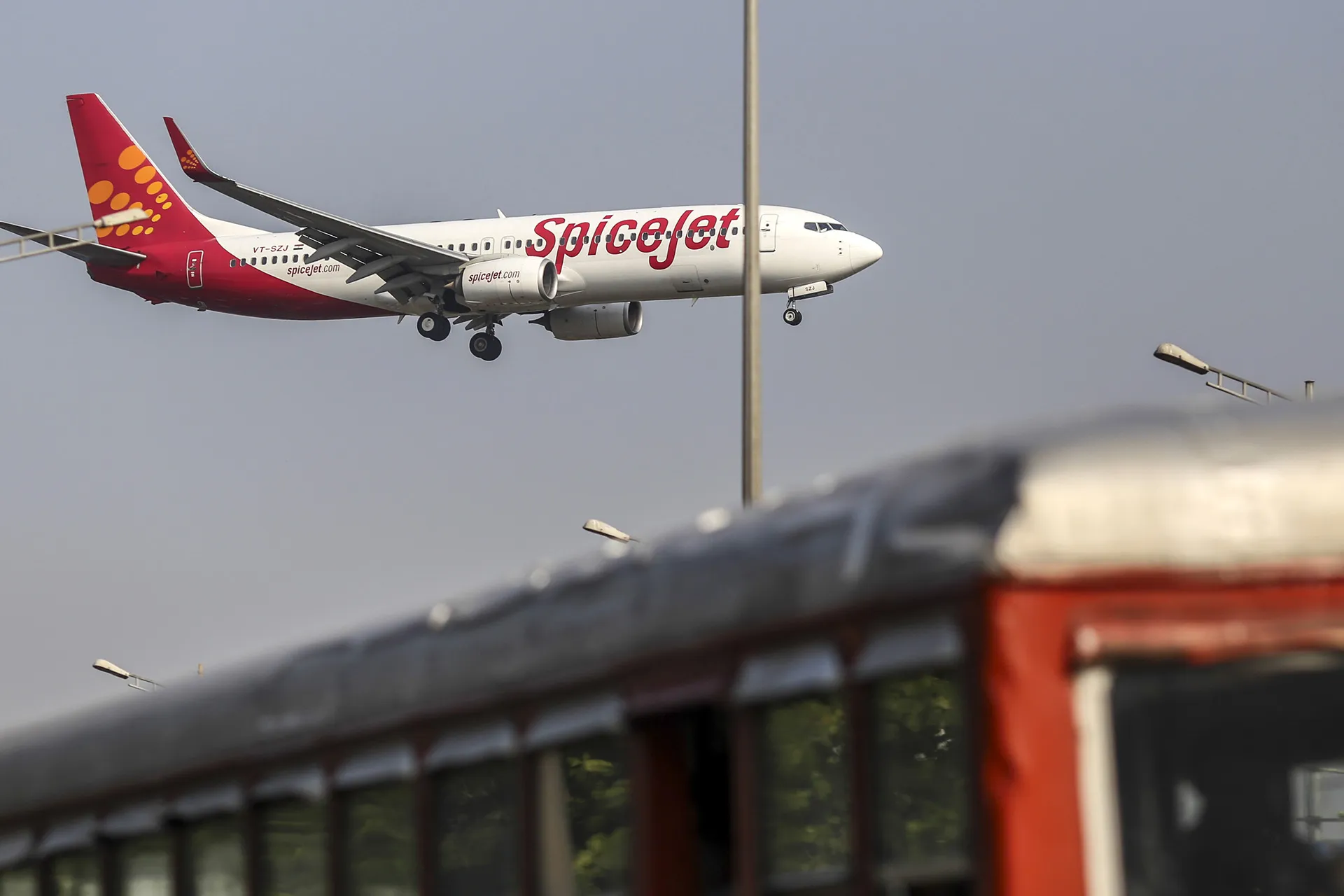 A SpiceJet Ltd. aircraft prepares to land at Chhatrapati Shivaji International Airport in Mumbai, India, on Monday, Nov. 7, 2016. SpiceJet, the nation’s second-largest budget airline in the world’s fastest growing major aviation market, is scheduled to announce second-quarter earnings figures on Nov. 11.

