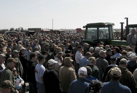 Wild Bidding Wars Erupt at Used-Tractor Auctions Across the U.S.