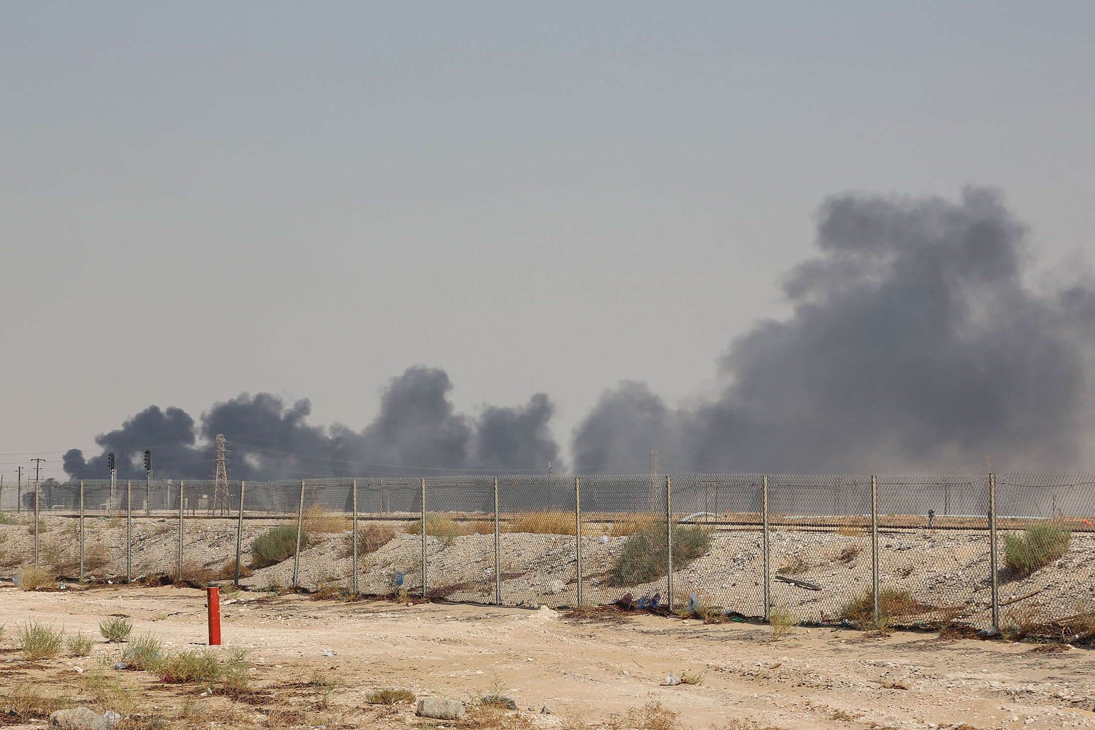 دخان من منشأة أرامكو النفطية في بقيق بعد الهجمات. 