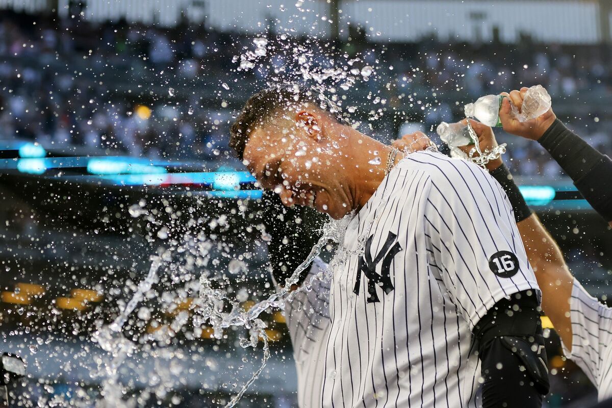 Judge delivers in 9th, Yanks clinch playoff spot in final AB
