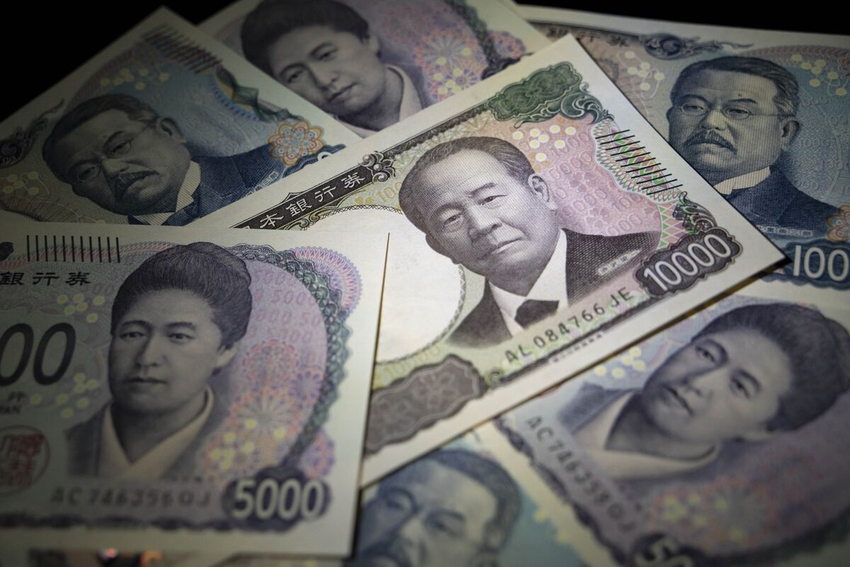 Yen Extends Losses Against Dollar After BOJ Hikes Benchmark Rate