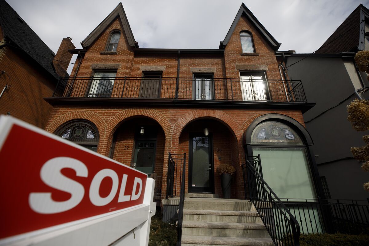 Toronto Home Prices Slide for Third Month on Higher Rates