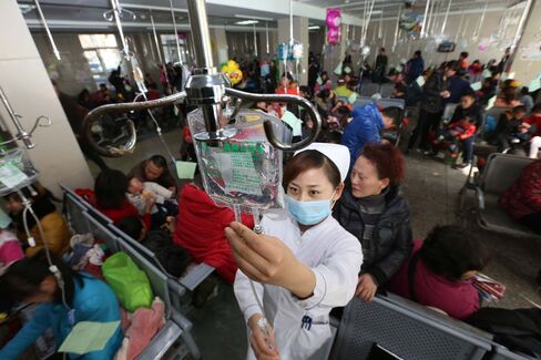 A crowded hospital in Xiangyang