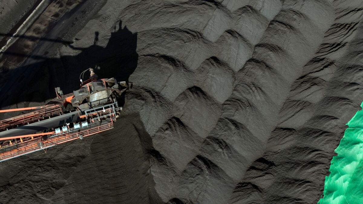 bloomberg.com - Harry Suhartono - Asian Coal Bonds Beat Peers as Iran War Triggers Energy Rethink