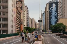 Weekend people-watching on the Minhocão.